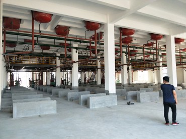 大連某項(xiàng)目九臺(tái)造粒機(jī)安裝現(xiàn)場(chǎng)